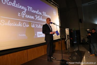 Marszałek Województwa Lubuskiego Marcin Jabłoński przemawia do uczestników maratonu filmowego z Panem Kleksem w Sulęcińskim Ośrodku Kultury