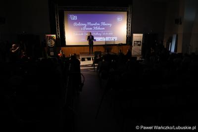 Marszałek Województwa Lubuskiego Marcin Jabłoński przemawia do uczestników maratonu filmowego z Panem Kleksem w Sulęcińskim Ośrodku Kultury