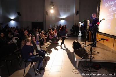 Marszałek Województwa Lubuskiego Marcin Jabłoński przemawia do uczestników maratonu filmowego z Panem Kleksem w Sulęcińskim Ośrodku Kultury