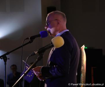 Marszałek Województwa Lubuskiego Marcin Jabłoński przemawia do uczestników maratonu filmowego z Panem Kleksem w Sulęcińskim Ośrodku Kultury