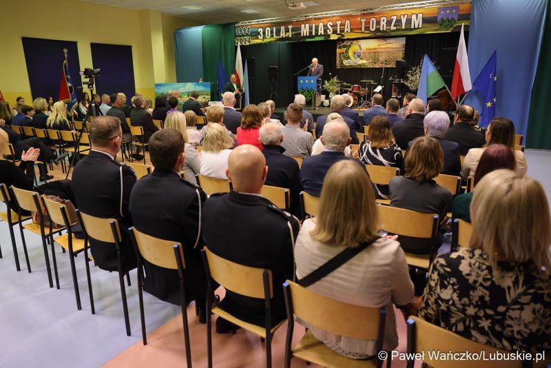 Uczestnicy uroczystości z okazji 30-lecia miasta Torzym