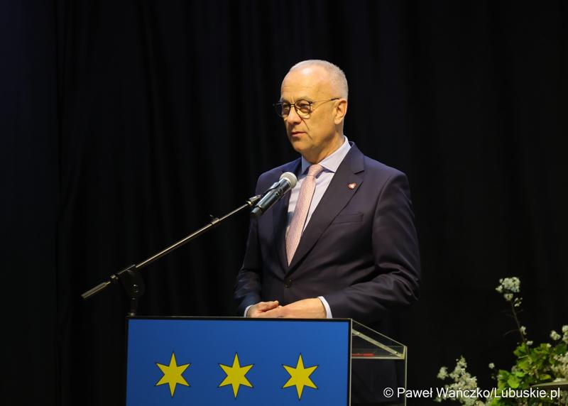 Marszałek Marcin Jabłoński przemawia na uroczystości z okazji 30-lecia miasta Torzym