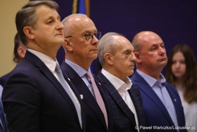 Marszałek Marcin Jabłoński (drugi z lewej) na uroczystości z okazji 30-lecia miasta Torzym