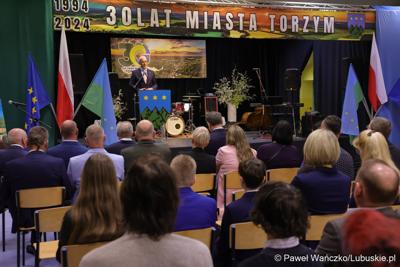 Marszałek Marcin Jabłoński przemawia na uroczystości z okazji 30-lecia miasta Torzym