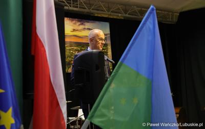 Marszałek Marcin Jabłoński przemawia na uroczystości z okazji 30-lecia miasta Torzym