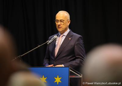 Marszałek Marcin Jabłoński przemawia na uroczystości z okazji 30-lecia miasta Torzym