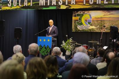 Marszałek Marcin Jabłoński przemawia na uroczystości z okazji 30-lecia miasta Torzym