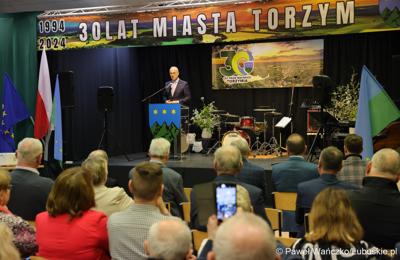 Marszałek Marcin Jabłoński przemawia na uroczystości z okazji 30-lecia miasta Torzym