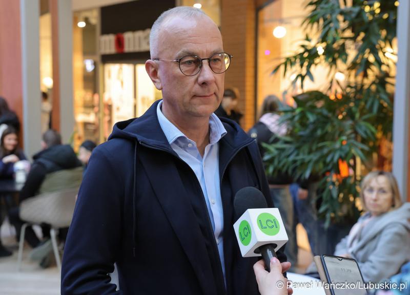 Marszałek Województwa Lubuskiego Marcin Jabłoński udziela wywiadu