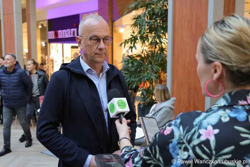 Marszałek Województwa Lubuskiego Marcin Jabłoński udziela wywiadu