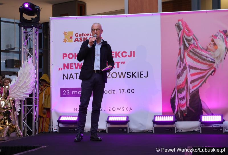 Marszałek Województwa Lubuskiego Marcin Jabłoński przemawia przed pokazem kolekcji „New Pop Art”, Natalii Ślizowskiej w gorzowskiej Askanie