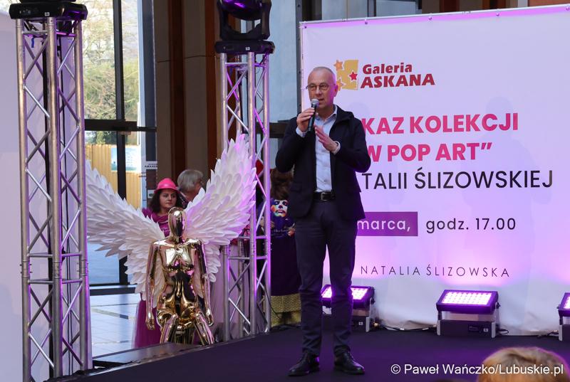Marszałek Województwa Lubuskiego Marcin Jabłoński przemawia przed pokazem kolekcji „New Pop Art”, Natalii Ślizowskiej w gorzowskiej Askanie