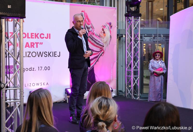 Marszałek Województwa Lubuskiego Marcin Jabłoński przemawia przed pokazem kolekcji „New Pop Art”, Natalii Ślizowskiej w gorzowskiej Askanie