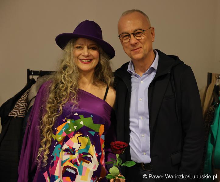 Marszałek Województwa Lubuskiego Marcin Jabłoński z jedną z modelek biorących udział w pokazie kolekcji „New Pop Art”, Natalii Ślizowskiej w gorzowskiej Askanie