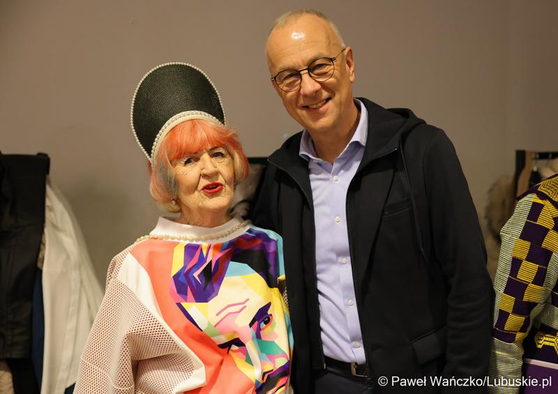 Marszałek Województwa Lubuskiego Marcin Jabłoński z jedną z modelek biorących udział w pokazie kolekcji „New Pop Art”, Natalii Ślizowskiej w gorzowskiej Askanie