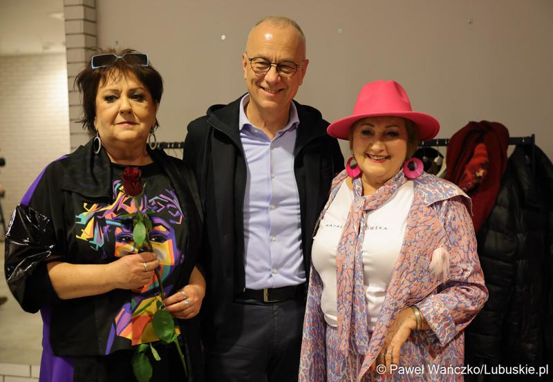 Marszałek Województwa Lubuskiego Marcin Jabłoński z modelkami biorącymi udział w pokazie kolekcji „New Pop Art”, Natalii Ślizowskiej w gorzowskiej Askanie