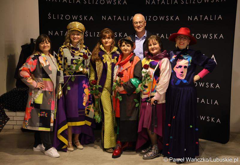 Marszałek Województwa Lubuskiego Marcin Jabłoński z modelkami biorącymi udział w pokazie kolekcji „New Pop Art”, Natalii Ślizowskiej w gorzowskiej Askanie