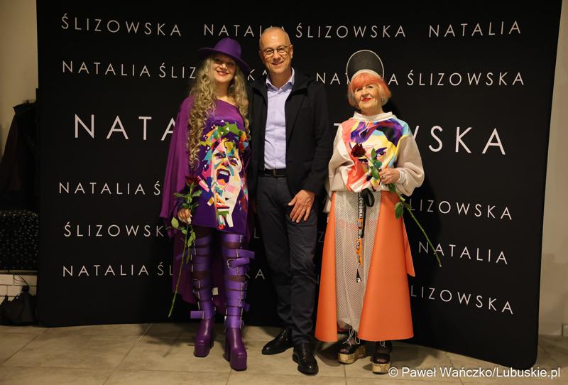 Marszałek Województwa Lubuskiego Marcin Jabłoński z modelkami biorącymi udział w pokazie kolekcji „New Pop Art”, Natalii Ślizowskiej w gorzowskiej Askanie