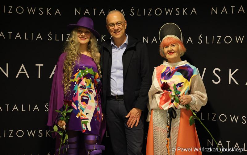 Marszałek Województwa Lubuskiego Marcin Jabłoński z modelkami biorącymi udział w pokazie kolekcji „New Pop Art”, Natalii Ślizowskiej w gorzowskiej Askanie