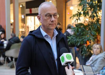 Marszałek Województwa Lubuskiego Marcin Jabłoński udziela wywiadu