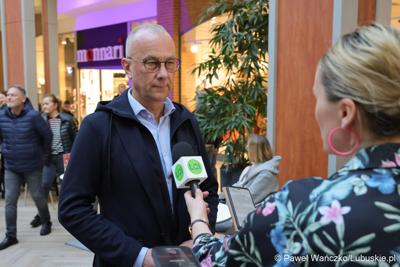 Marszałek Województwa Lubuskiego Marcin Jabłoński udziela wywiadu