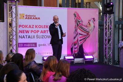 Marszałek Województwa Lubuskiego Marcin Jabłoński przemawia przed pokazem kolekcji „New Pop Art”, Natalii Ślizowskiej w gorzowskiej Askanie 