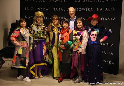 Marszałek Województwa Lubuskiego Marcin Jabłoński z modelkami biorącymi udział w pokazie kolekcji „New Pop Art”, Natalii Ślizowskiej w gorzowskiej Askanie 