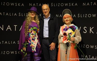 Marszałek Województwa Lubuskiego Marcin Jabłoński z modelkami biorącymi udział w pokazie kolekcji „New Pop Art”, Natalii Ślizowskiej w gorzowskiej Askanie 