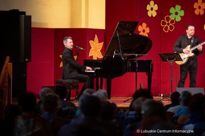 Finałem naszych marcowych, muzycznych spotkań „Lubuskie wita wiosnę!”, organizowanych przez Urząd Marszałkowski Województwa Lubuskiego z lokalnymi partnerami, był koncert Macieja Miecznikowskiego i jego Kwartetu 23 marca 2024 r. w Centrum Kultury „Zamek” z Recitalem Wiosennym „Dziewczyny, bądźcie dla nas dobre”