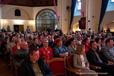Finałem naszych marcowych, muzycznych spotkań „Lubuskie wita wiosnę!”, organizowanych przez Urząd Marszałkowski Województwa Lubuskiego z lokalnymi partnerami, był koncert Macieja Miecznikowskiego i jego Kwartetu 23 marca 2024 r. w Centrum Kultury „Zamek” z Recitalem Wiosennym „Dziewczyny, bądźcie dla nas dobre”