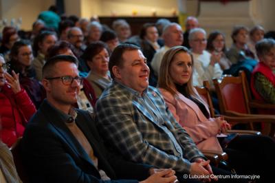 Finałem naszych marcowych, muzycznych spotkań „Lubuskie wita wiosnę!”, organizowanych przez Urząd Marszałkowski Województwa Lubuskiego z lokalnymi partnerami, był koncert Macieja Miecznikowskiego i jego Kwartetu 23 marca 2024 r. w Centrum Kultury „Zamek” z Recitalem Wiosennym „Dziewczyny, bądźcie dla nas dobre”
