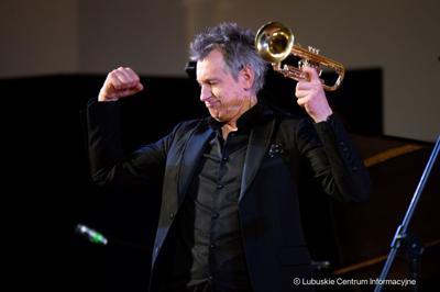 Finałem naszych marcowych, muzycznych spotkań „Lubuskie wita wiosnę!”, organizowanych przez Urząd Marszałkowski Województwa Lubuskiego z lokalnymi partnerami, był koncert Macieja Miecznikowskiego i jego Kwartetu 23 marca 2024 r. w Centrum Kultury „Zamek” z Recitalem Wiosennym „Dziewczyny, bądźcie dla nas dobre”