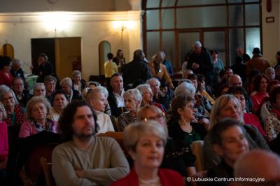 Finałem naszych marcowych, muzycznych spotkań „Lubuskie wita wiosnę!”, organizowanych przez Urząd Marszałkowski Województwa Lubuskiego z lokalnymi partnerami, był koncert Macieja Miecznikowskiego i jego Kwartetu 23 marca 2024 r. w Centrum Kultury „Zamek” z Recitalem Wiosennym „Dziewczyny, bądźcie dla nas dobre”