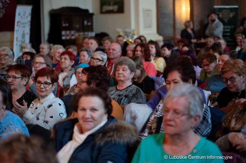 Finałem naszych marcowych, muzycznych spotkań „Lubuskie wita wiosnę!”, organizowanych przez Urząd Marszałkowski Województwa Lubuskiego z lokalnymi partnerami, był koncert Macieja Miecznikowskiego i jego Kwartetu 23 marca 2024 r. w Centrum Kultury „Zamek” z Recitalem Wiosennym „Dziewczyny, bądźcie dla nas dobre”