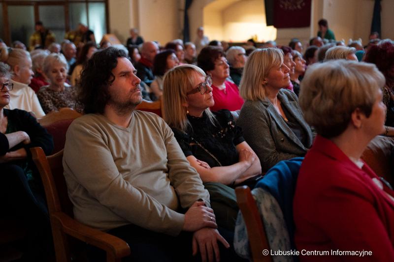 Finałem naszych marcowych, muzycznych spotkań „Lubuskie wita wiosnę!”, organizowanych przez Urząd Marszałkowski Województwa Lubuskiego z lokalnymi partnerami, był koncert Macieja Miecznikowskiego i jego Kwartetu 23 marca 2024 r. w Centrum Kultury „Zamek” z Recitalem Wiosennym „Dziewczyny, bądźcie dla nas dobre”