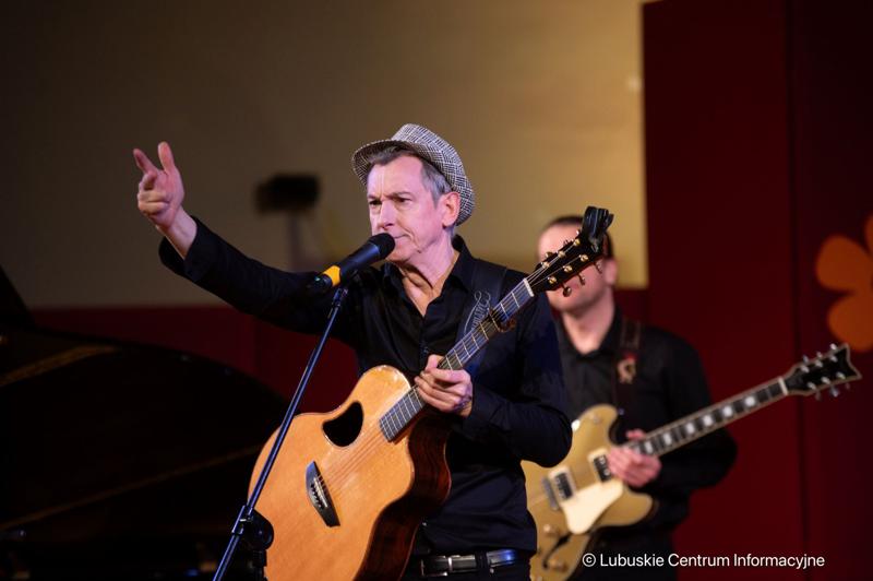 Finałem naszych marcowych, muzycznych spotkań „Lubuskie wita wiosnę!”, organizowanych przez Urząd Marszałkowski Województwa Lubuskiego z lokalnymi partnerami, był koncert Macieja Miecznikowskiego i jego Kwartetu 23 marca 2024 r. w Centrum Kultury „Zamek” z Recitalem Wiosennym „Dziewczyny, bądźcie dla nas dobre”