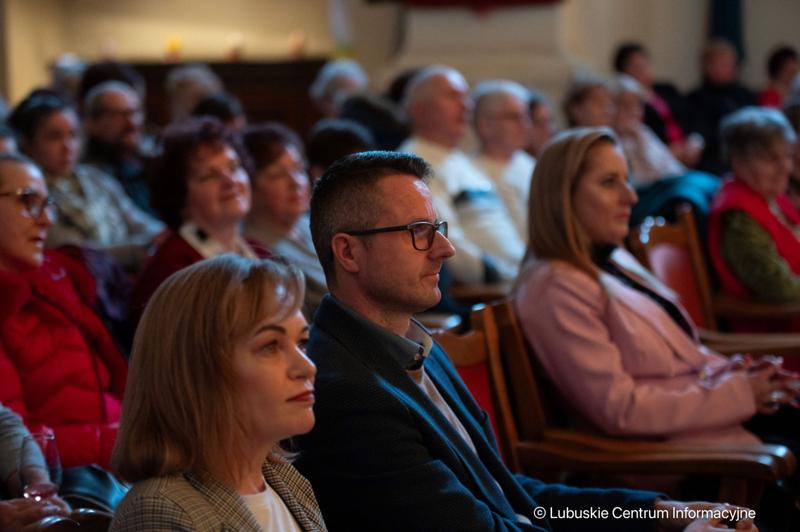 Finałem naszych marcowych, muzycznych spotkań „Lubuskie wita wiosnę!”, organizowanych przez Urząd Marszałkowski Województwa Lubuskiego z lokalnymi partnerami, był koncert Macieja Miecznikowskiego i jego Kwartetu 23 marca 2024 r. w Centrum Kultury „Zamek” z Recitalem Wiosennym „Dziewczyny, bądźcie dla nas dobre”