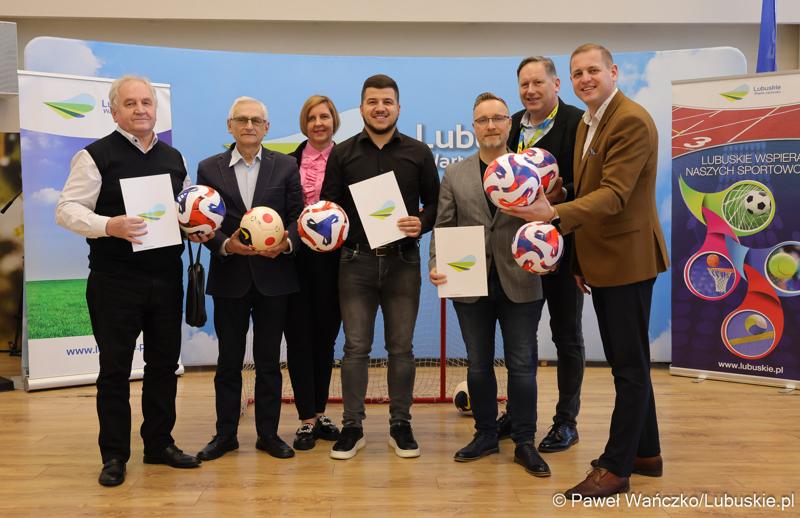 Wicemarszałek Łukasz Porycki (z prawej) podpisał umowy z trzema lubuskimi klubami na szkolenia zawodników w zakresie piłki nożnej oraz udział lubuskich drużyn w rozgrywkach 3 ligi grupy 3.
