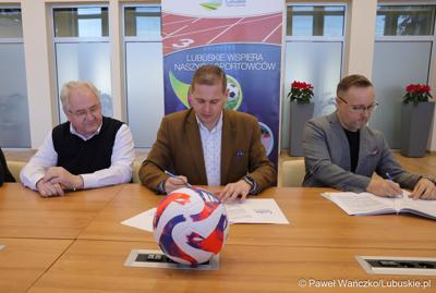 Wicemarszałek Łukasz Porycki (w środku) podpisał umowy z trzema lubuskimi klubami na szkolenia zawodników w zakresie piłki nożnej oraz udział lubuskich drużyn w rozgrywkach 3 ligi grupy 3. 