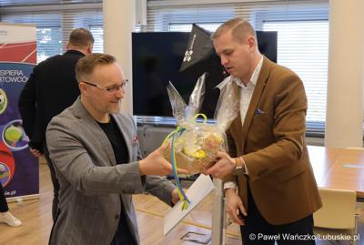 Wicemarszałek Łukasz Porycki (z prawej) przekazał przedstawicielom klubów piłkarskich świąteczne upominki 