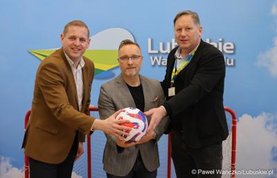 Wicemarszałek Łukasz Porycki (z lewej) podpisał umowy z trzema lubuskimi klubami na szkolenia zawodników w zakresie piłki nożnej oraz udział lubuskich drużyn w rozgrywkach 3 ligi grupy 3. 