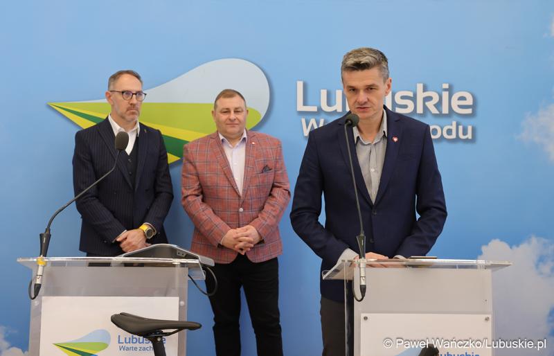 Uczestnicy konferencji prasowej poświęconej wsparciu Lubuskiego Związku Kolarskiego