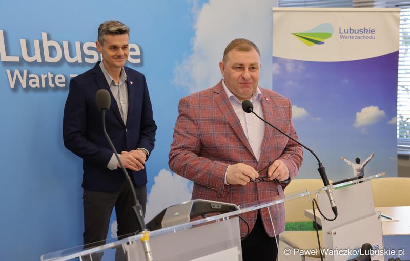 Uczestnicy konferencji prasowej poświęconej wsparciu Lubuskiego Związku Kolarskiego