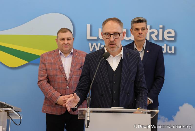 Uczestnicy konferencji prasowej poświęconej wsparciu Lubuskiego Związku Kolarskiego