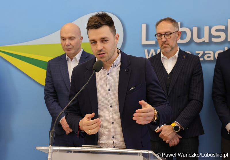 Uczestnicy konferencji prasowej poświęconej wsparciu Lubuskiego Związku Kolarskiego
