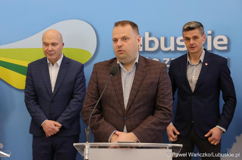 Uczestnicy konferencji prasowej poświęconej wsparciu Lubuskiego Związku Kolarskiego