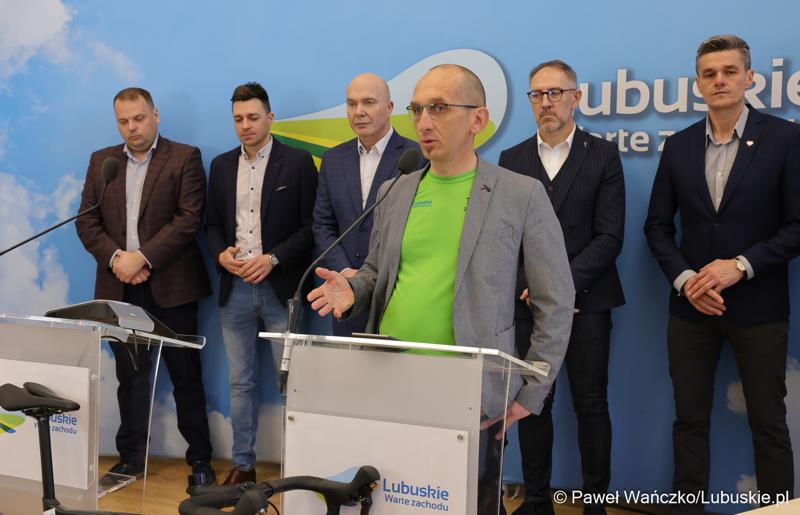 Uczestnicy konferencji prasowej poświęconej wsparciu Lubuskiego Związku Kolarskiego