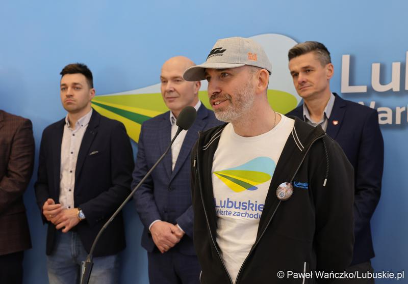 Uczestnicy konferencji prasowej poświęconej wsparciu Lubuskiego Związku Kolarskiego