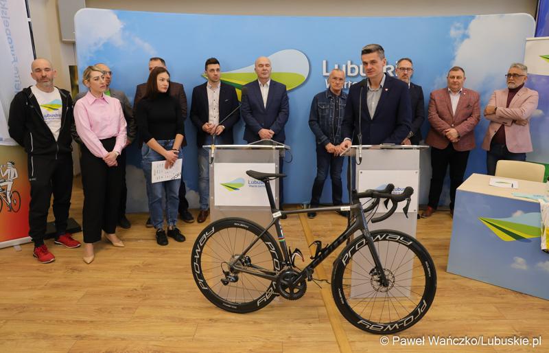 Uczestnicy konferencji prasowej poświęconej wsparciu Lubuskiego Związku Kolarskiego