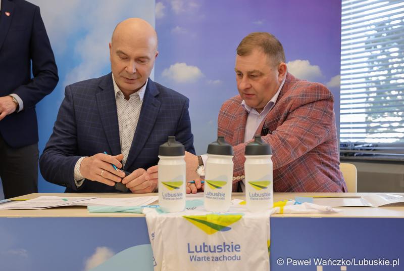 Uczestnicy konferencji prasowej poświęconej wsparciu Lubuskiego Związku Kolarskiego